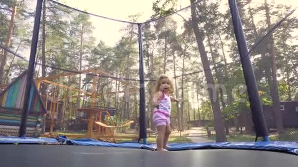 蹦床上的可爱女孩视频的预览图