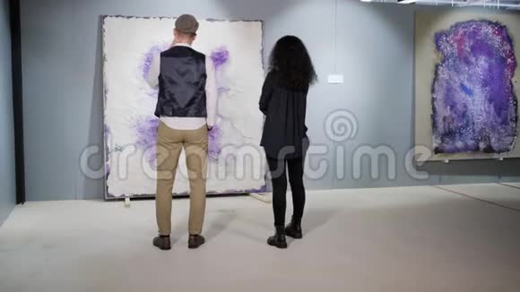 美术馆里的艺术评论家视频的预览图