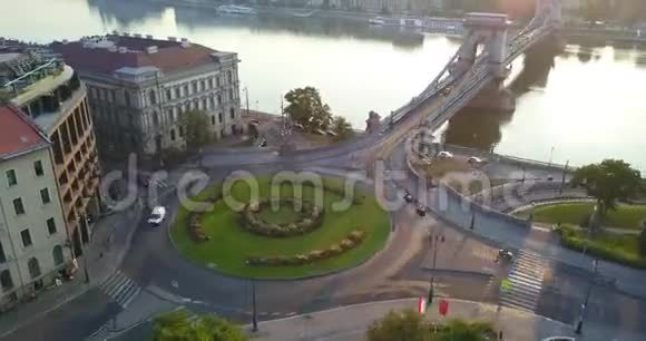 匈牙利布达佩斯克拉克亚当广场和链桥周围轨道4K超移时镜头视频的预览图