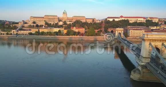 匈牙利布达佩斯日出时乘坐著名的赛切尼河链桥飞越多瑙河视频的预览图