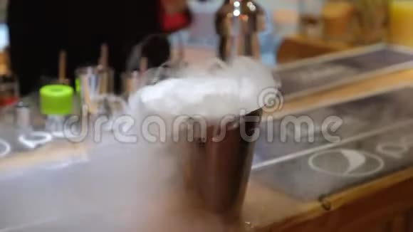 从桶里的干冰中提取的饱和蒸汽视频的预览图