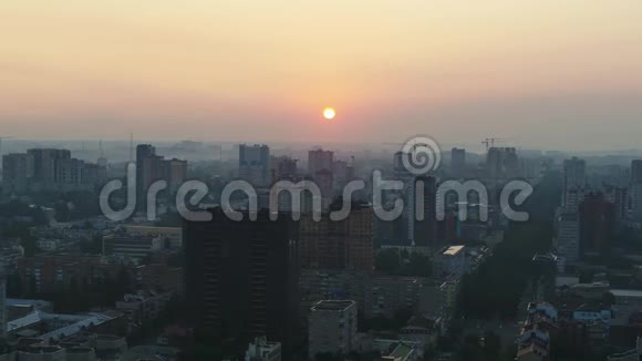 俄罗斯城市日出建筑雾和粉红色的天空鸟瞰视频的预览图