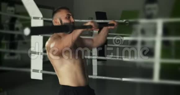 健身运动员在训练中使用杠铃剧烈的锻炼慢动作视频的预览图