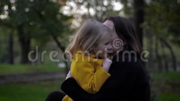 快乐的时光敏感的母亲在秋天公园的草地上和她迷人的女儿一起玩耍视频的预览图