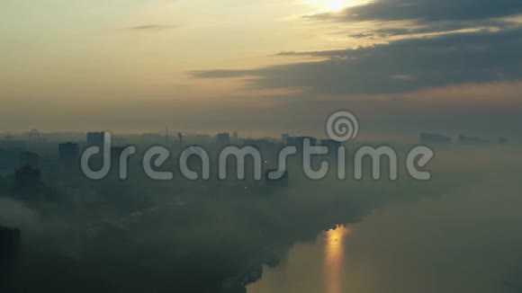 黎明时分城市和河流在雾中从上方俯瞰视频的预览图