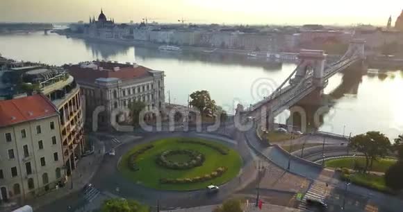 匈牙利布达佩斯克拉克亚当广场和链桥周围轨道4K超移时镜头视频的预览图