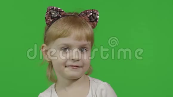 戴着猫头巾的女孩眨眼快乐的四岁孩子色度键视频的预览图