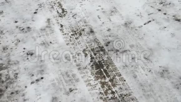 在白雪中的黑色汽车轮胎痕迹4K视频的预览图