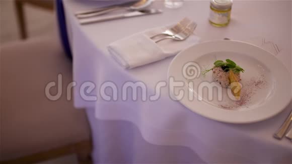 豪华婚礼晚餐装饰餐桌视频的预览图