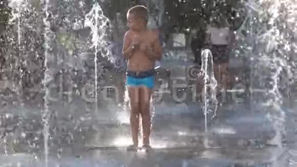 儿童喷泉散装视频的预览图