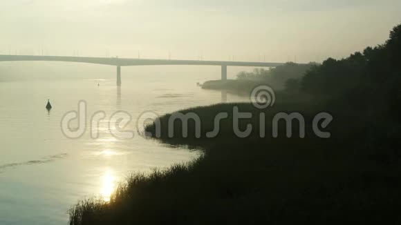 黎明时分的河流和桥梁雾中的神秘景观无人机射击视频的预览图