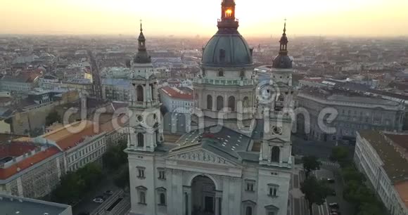 匈牙利布达佩斯4K无人驾驶飞机在日出时从圣斯蒂芬巴西利卡起飞视频的预览图
