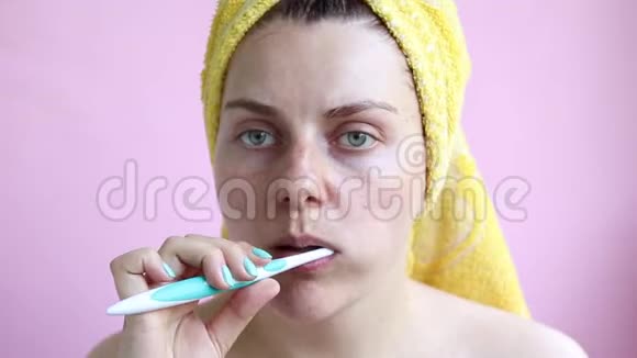 洗澡后一个穿毛巾的小女孩刷牙上午自理视频的预览图