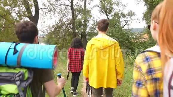 一群雄心勃勃的年轻朋友在森林里散步寻找一个停留的地方冒险的概念视频的预览图