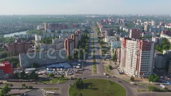 俄罗斯普通城市夏日鸟瞰视频的预览图