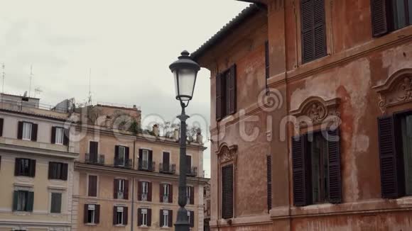 意大利罗马街头的老街铁灯笼视频的预览图