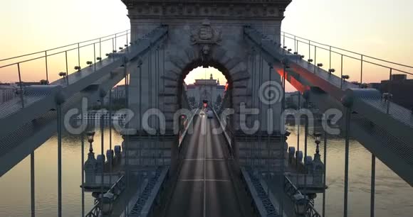 匈牙利布达佩斯4K无人驾驶飞机日出时在著名的Szechenyi链桥上飞行视频的预览图