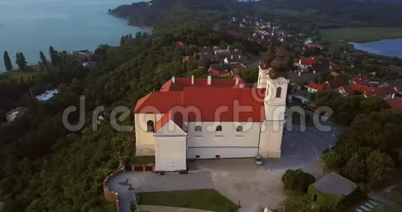 匈牙利提哈尼4K绕着著名的提哈尼提哈尼修道院的一圈飞行视频的预览图