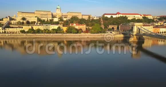 匈牙利布达佩斯多瑙河上美丽的Szechenyi链桥的4K超高延时镜头视频的预览图