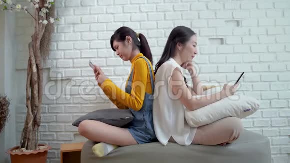 家庭问题网络成瘾概念母亲和十几岁的女儿与智能手机联网视频的预览图