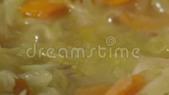 胡萝卜和洋葱用植物油在锅里煮视频的预览图