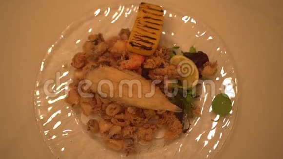 餐厅餐盘上的混合煎鱼视频的预览图