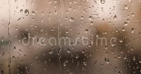 雨中的水滴顺着玻璃流下来窗户上有雨滴悲伤渴望沉闷秋天的沮丧视频的预览图