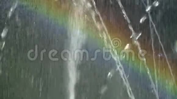 喷泉里的彩虹视频的预览图