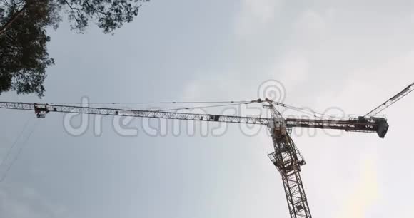 高吊车在施工现场作业建筑起重机对抗灰色的天空和云彩施工时间的推移视频的预览图