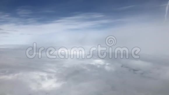 飞过美丽的云景白云轻柔地在清澈的天空上移动时间流逝视频的预览图