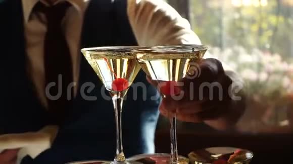酒保分发了一杯香槟视频的预览图