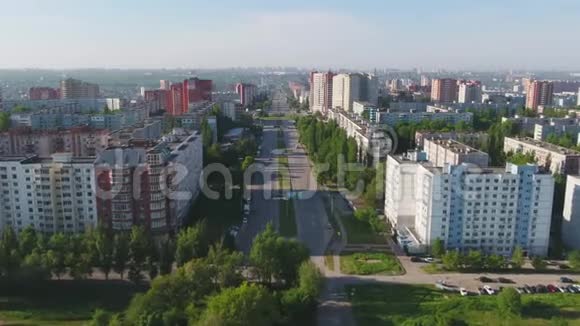 从上面看俄罗斯的城市街道建筑物和车辆从无人机射击视频的预览图