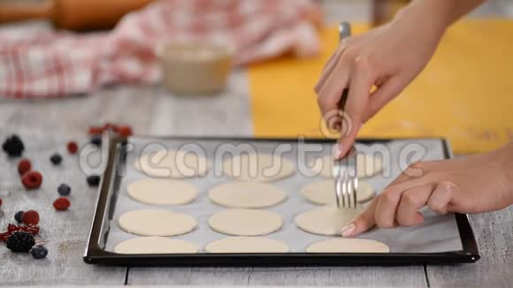 糕点厨师在烘焙前准备膨化糕点做法国弥尔菲耶视频的预览图
