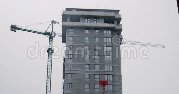 高吊车在施工现场作业高层建筑施工现场大工业塔吊Proce摩天大楼视频的预览图