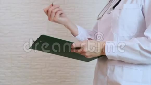 无法辨认的女医生在处方板上书写诊断病例病史视频的预览图