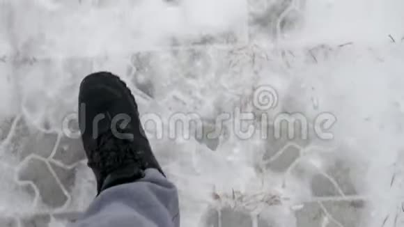 腿和脚在雪地里行走穿着灰色的鞋子和白色的裤子视频的预览图