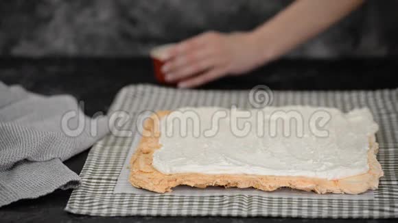 糕点厨师做一个月桂卷蛋糕洒杏仁在月桂基地视频的预览图