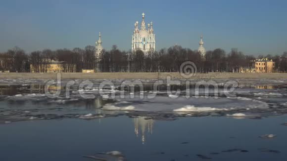 四月冰漂在斯莫尼大教堂的时间圣彼得堡视频的预览图