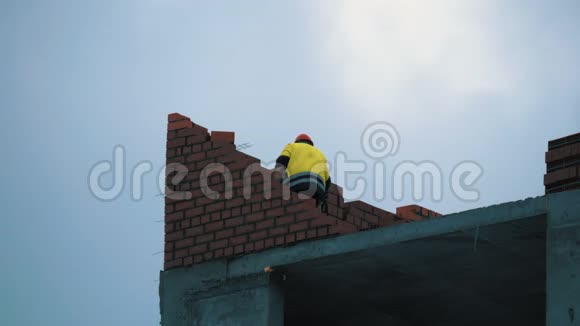 匿名工人在建砖楼视频的预览图