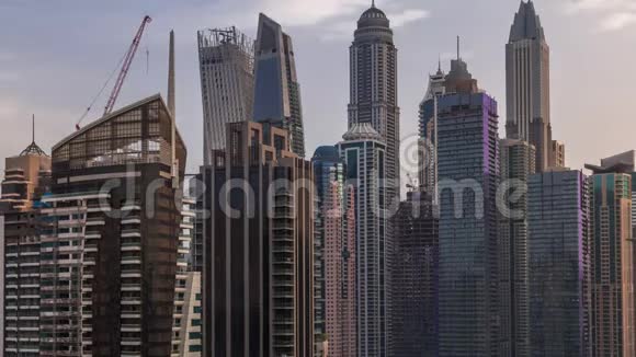 从空中时光看迪拜码头的各种摩天大楼和塔楼视频的预览图