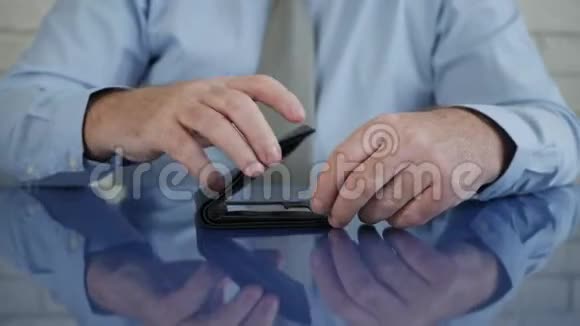 商务人士从钱包取出信用卡付款视频的预览图