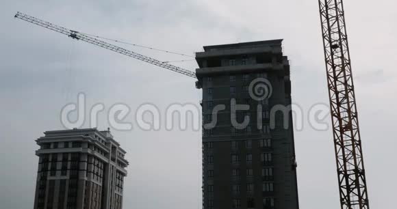 起重机摩天大楼的施工过程高层住宅综合体在建建造公寓视频的预览图
