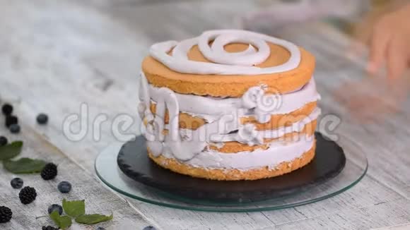 糕点厨师在蛋糕上撒鲜奶油视频的预览图