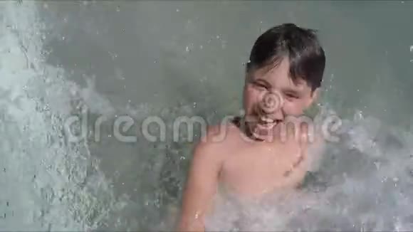 游泳池里的人工海浪覆盖着一个男孩视频的预览图