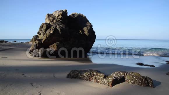 巨石海浪晨光视频的预览图