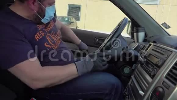 人清洁车内部喷洒消毒液视频的预览图