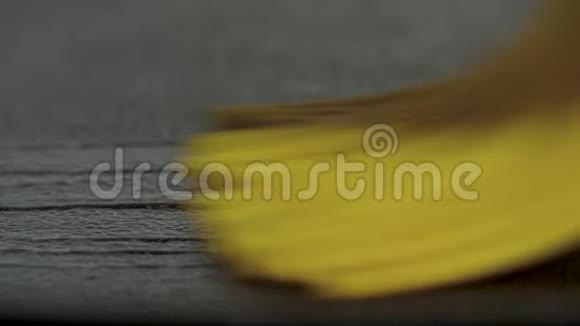 用黄色硅胶刷涂热铸铁锅视频的预览图