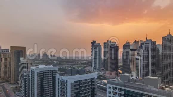 迪拜码头各种摩天大楼和塔楼的日出景观从空中时间推移视频的预览图
