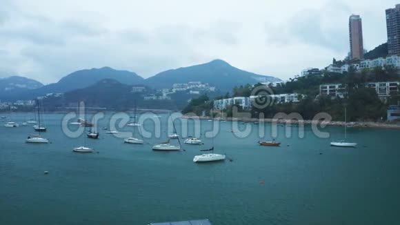 游艇停泊在海湾游艇俱乐部在香港鸟瞰视频的预览图