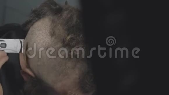 有胡子的人用电动修边器剃头胡须朋克嬉皮士剃了他的莫霍克男人理发4k录像视频的预览图